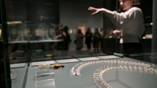 Lalique fue pionero en el uso de materiales considerados hasta entonces secundarios, como el vidrio, el esmalte, el cuerno o las piedras semipreciosas