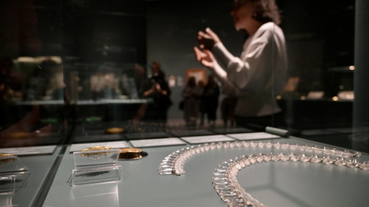 Lalique fue pionero en el uso de materiales considerados hasta entonces secundarios, como el vidrio, el esmalte, el cuerno o las piedras semipreciosas