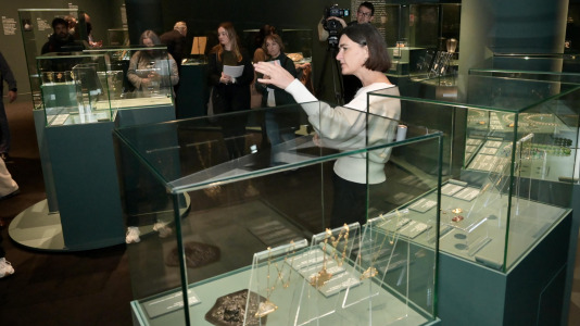 Lalique fue pionero en el uso de materiales considerados hasta entonces secundarios, como el vidrio, el esmalte, el cuerno o las piedras semipreciosas