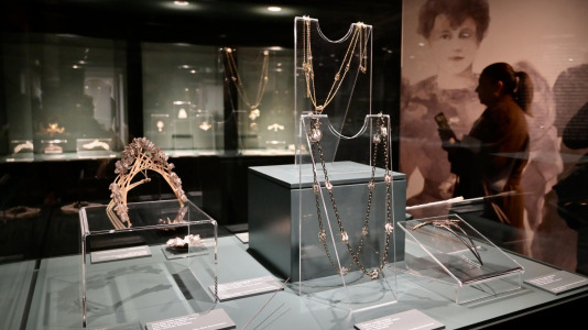 Lalique fue pionero en el uso de materiales considerados hasta entonces secundarios, como el vidrio, el esmalte, el cuerno o las piedras semipreciosas