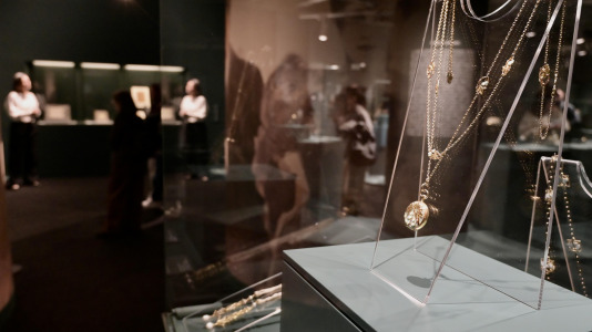 Lalique fue pionero en el uso de materiales considerados hasta entonces secundarios, como el vidrio, el esmalte, el cuerno o las piedras semipreciosas