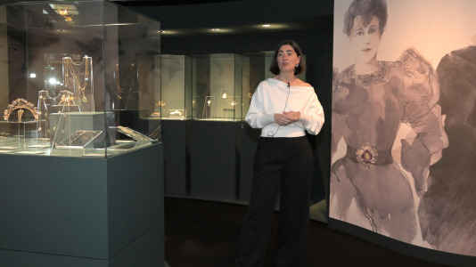 Lalique fue pionero en el uso de materiales considerados hasta entonces secundarios, como el vidrio, el esmalte, el cuerno o las piedras semipreciosas