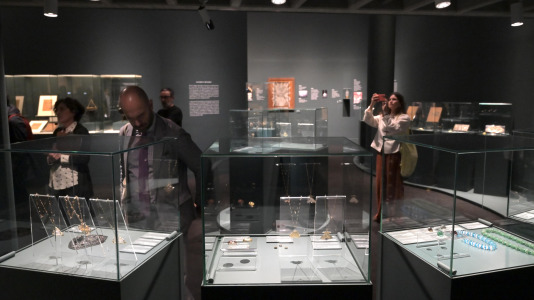 Lalique fue pionero en el uso de materiales considerados hasta entonces secundarios, como el vidrio, el esmalte, el cuerno o las piedras semipreciosas