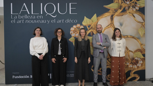 Lalique fue pionero en el uso de materiales considerados hasta entonces secundarios, como el vidrio, el esmalte, el cuerno o las piedras semipreciosas