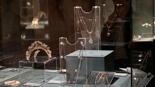 Lalique fue pionero en el uso de materiales considerados hasta entonces secundarios, como el vidrio, el esmalte, el cuerno o las piedras semipreciosas