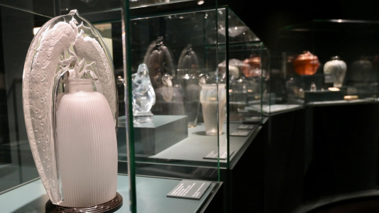 Lalique fue pionero en el uso de materiales considerados hasta entonces secundarios, como el vidrio, el esmalte, el cuerno o las piedras semipreciosas