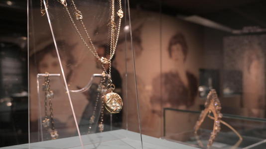 Lalique fue pionero en el uso de materiales considerados hasta entonces secundarios, como el vidrio, el esmalte, el cuerno o las piedras semipreciosas