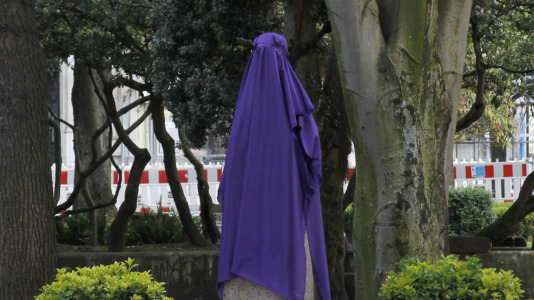 La estatua de Manuel Murguía amaneció tapada por un burka