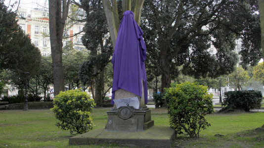 La estatua de Manuel Murguía amaneció tapada por un burka