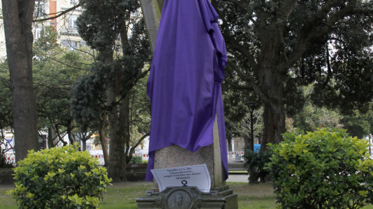 La estatua de Manuel Murguía amaneció tapada por un burka