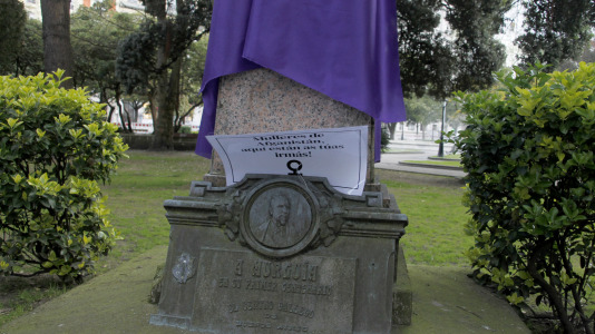 La estatua de Manuel Murguía amaneció tapada por un burka