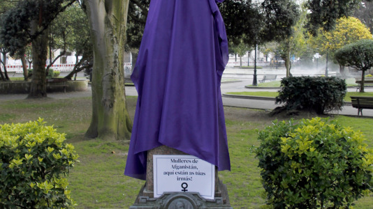 La estatua de Manuel Murguía amaneció tapada por un burka