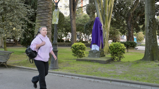 Las estatuas masculinas de A Coruña amanecen tapadas con un burka