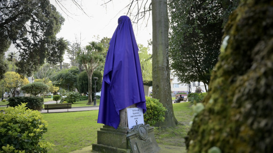 Las estatuas masculinas de A Coruña amanecen tapadas con un burka