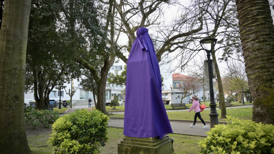 Las estatuas masculinas de A Coruña amanecen tapadas con un burka