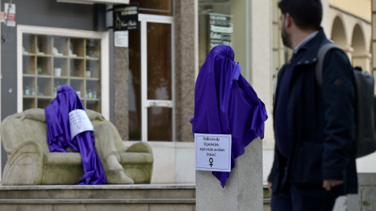 Las estatuas masculinas de A Coruña amanecen tapadas con un burka