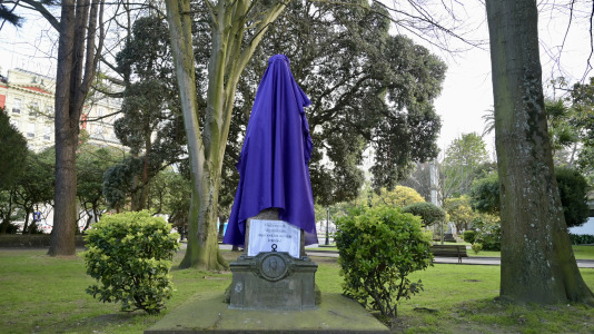 Las estatuas masculinas de A Coruña amanecen tapadas con un burka