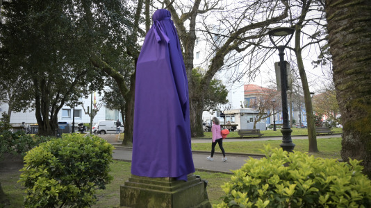 Las estatuas masculinas de A Coruña amanecen tapadas con un burka