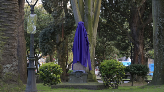 Las estatuas masculinas de A Coruña amanecen tapadas con un burka