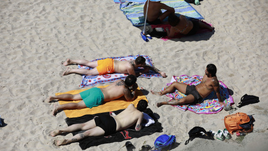 Los arenales coruñeses se llenaron este lunes de Pascua