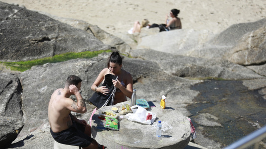 Los arenales coruñeses se llenaron este lunes de Pascua