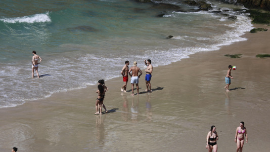 Los arenales coruñeses se llenaron este lunes de Pascua