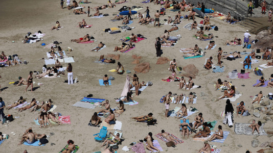 Los arenales coruñeses se llenaron este lunes de Pascua