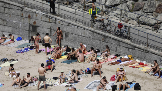 Los arenales coruñeses se llenaron este lunes de Pascua