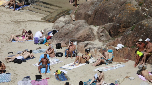 Los arenales coruñeses se llenaron este lunes de Pascua