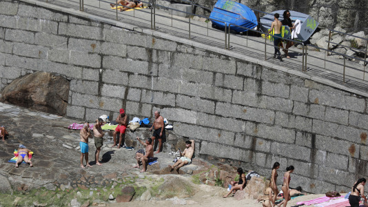 Los arenales coruñeses se llenaron este lunes de Pascua