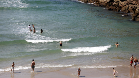 Los arenales coruñeses se llenaron este lunes de Pascua