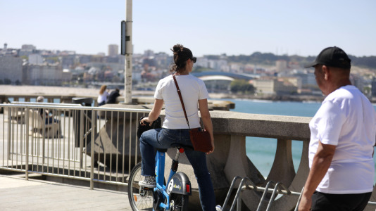 Los arenales coruñeses se llenaron este lunes de Pascua