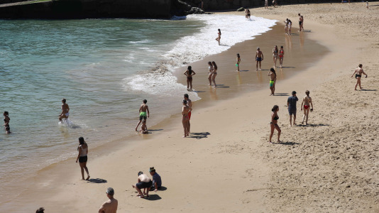 Los arenales coruñeses se llenaron este lunes de Pascua