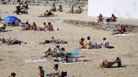 Los arenales coruñeses se llenaron este lunes de Pascua