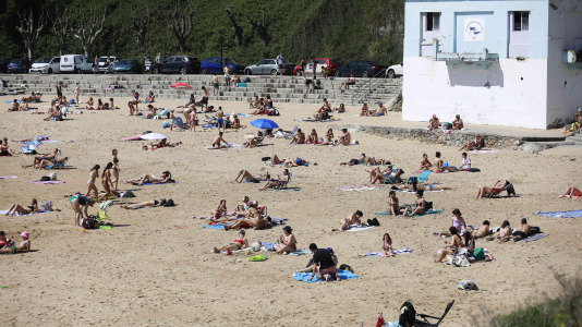 Los arenales coruñeses se llenaron este lunes de Pascua