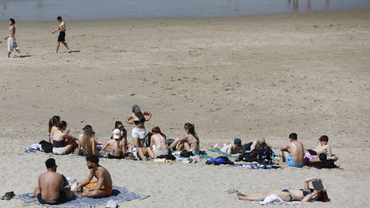 Los arenales coruñeses se llenaron este lunes de Pascua