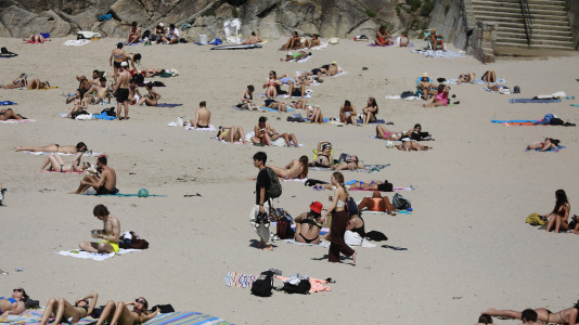 Los arenales coruñeses se llenaron este lunes de Pascua