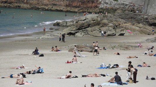 Los arenales coruñeses se llenaron este lunes de Pascua