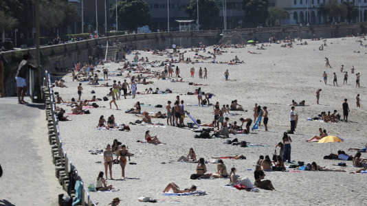 Los arenales coruñeses se llenaron este lunes de Pascua