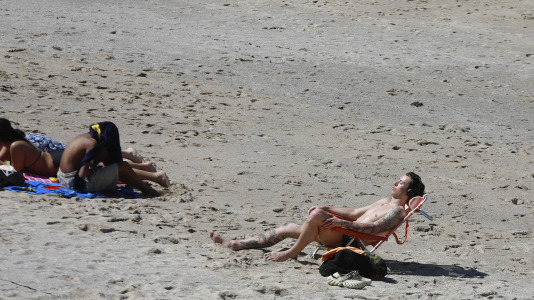 Los arenales coruñeses se llenaron este lunes de Pascua