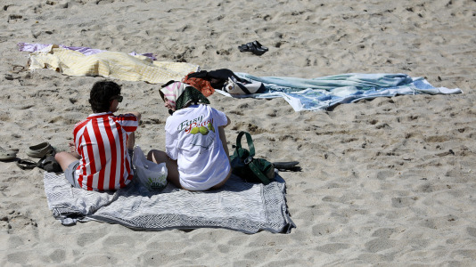 Los arenales coruñeses se llenaron este lunes de Pascua