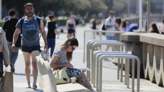 Los arenales coruñeses se llenaron este lunes de Pascua