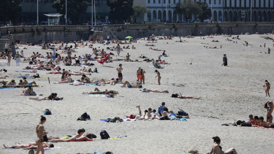 Los arenales coruñeses se llenaron este lunes de Pascua