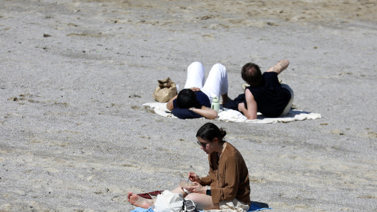 Los arenales coruñeses se llenaron este lunes de Pascua