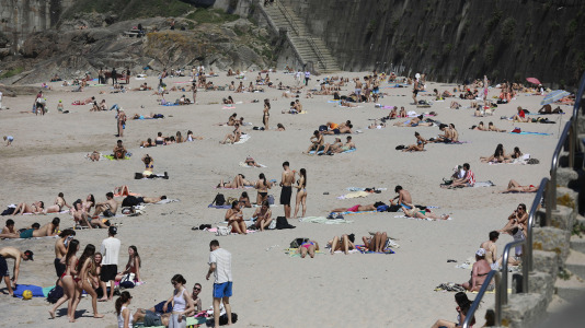 Los arenales coruñeses se llenaron este lunes de Pascua