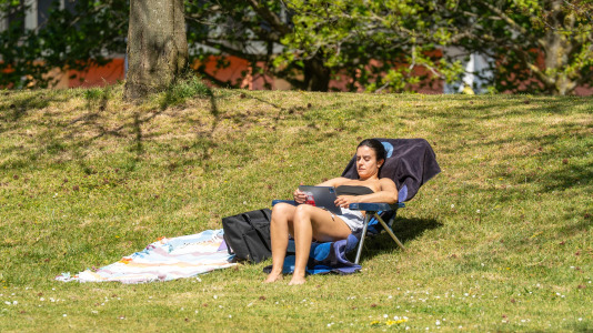 Los parques de A Coruña se llenaron de amantes del sol