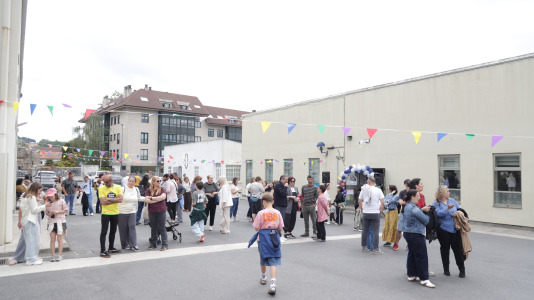 Alumnos, exalumnos y familias se reunieron en Cambre para celebrar el 50 cumpleaños del centro educativo