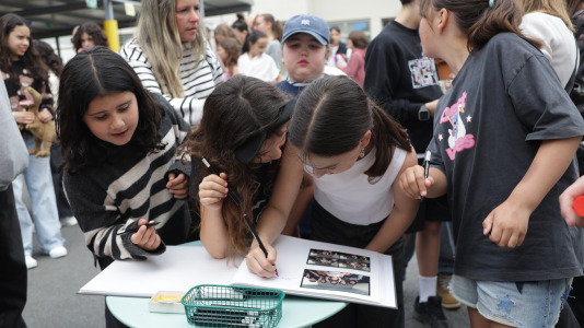 Alumnos, exalumnos y familias se reunieron en Cambre para celebrar el 50 cumpleaños del centro educativo