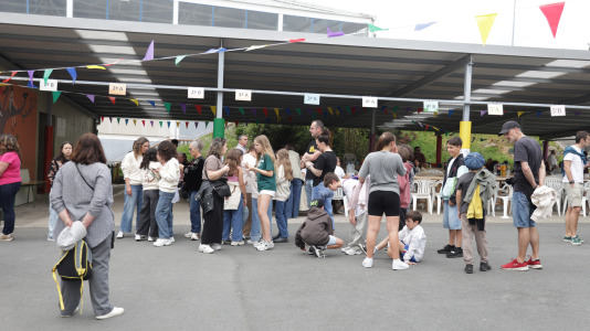 Alumnos, exalumnos y familias se reunieron en Cambre para celebrar el 50 cumpleaños del centro educativo