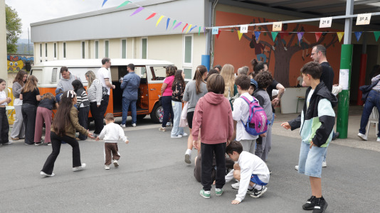 Alumnos, exalumnos y familias se reunieron en Cambre para celebrar el 50 cumpleaños del centro educativo